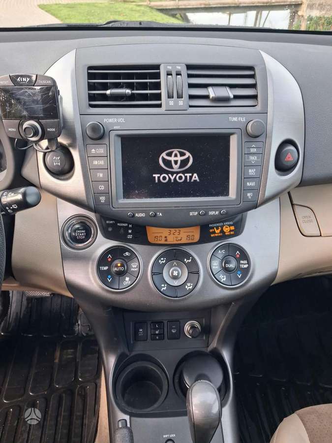 Toyota RAV4 2010 — фото 16