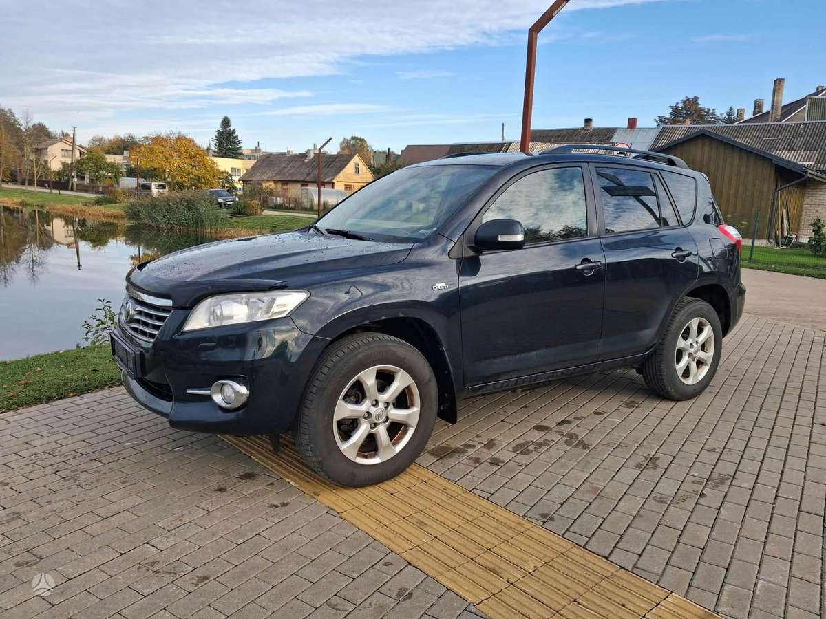 Toyota RAV4 2010 — салон