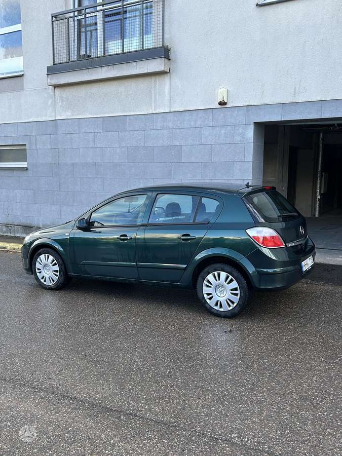 Opel Astra 2006 — rear view