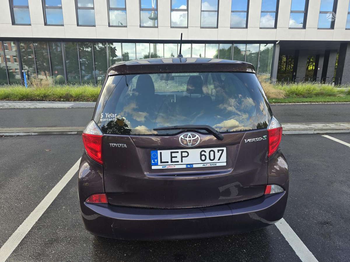 Toyota Verso-S 2013 — interior