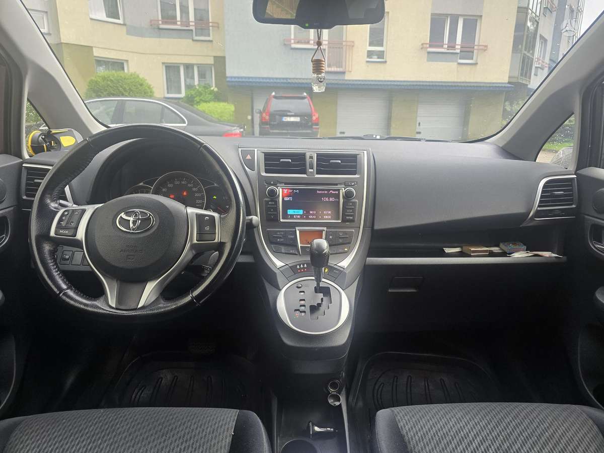 Toyota Verso-S 2013 — photo 8