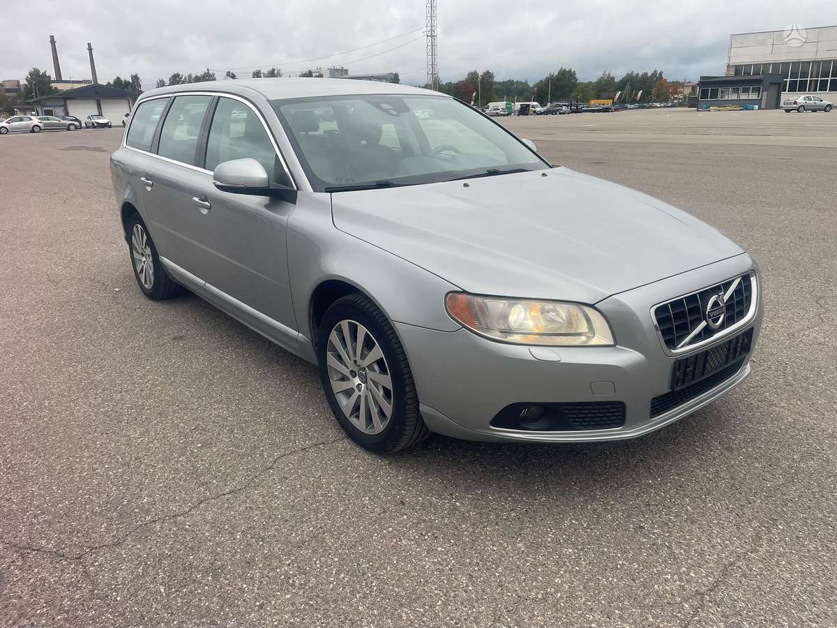 Volvo V70 2012 — вигляд ззаду