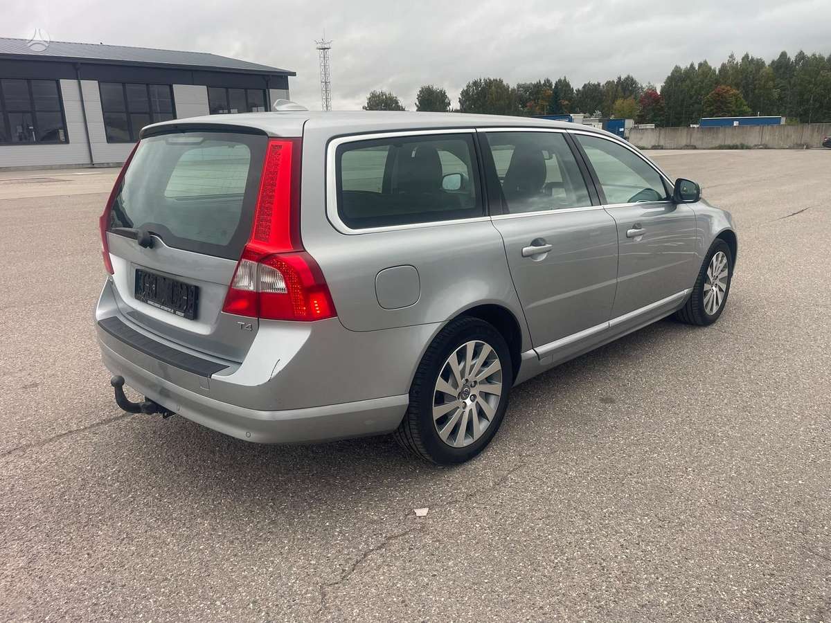 Volvo V70 2012 — двигун 1595 cm³, 179 HP (132kW)