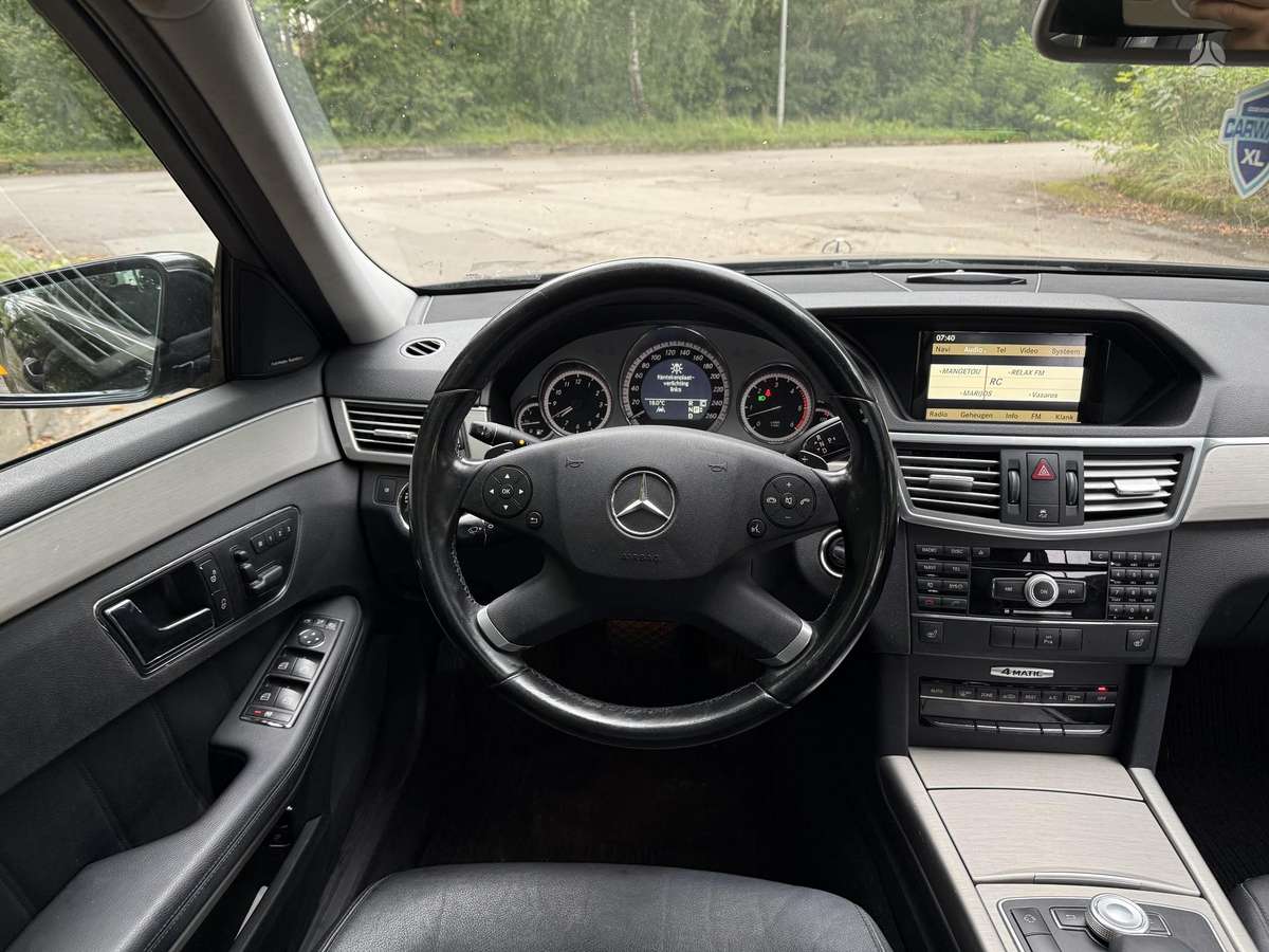 Mercedes-Benz E350 2011 — photo 19
