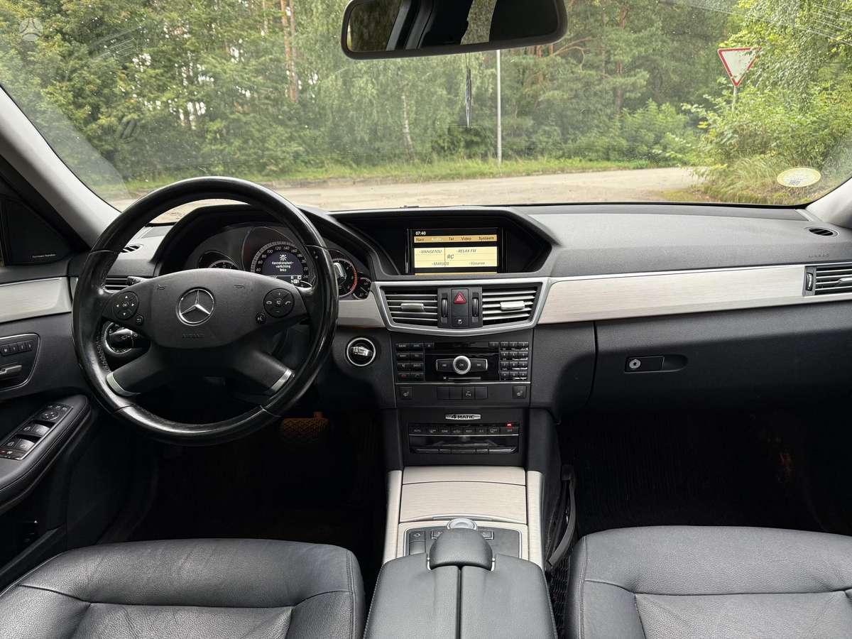 Mercedes-Benz E350 2011 — rear view