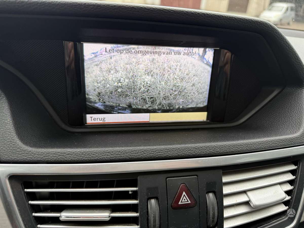 Mercedes-Benz E350 2011 — photo 20