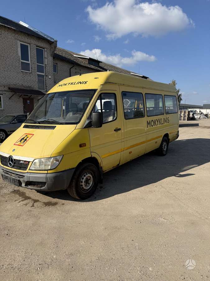 Mercedes-Benz Sprinter 2005 — rear view