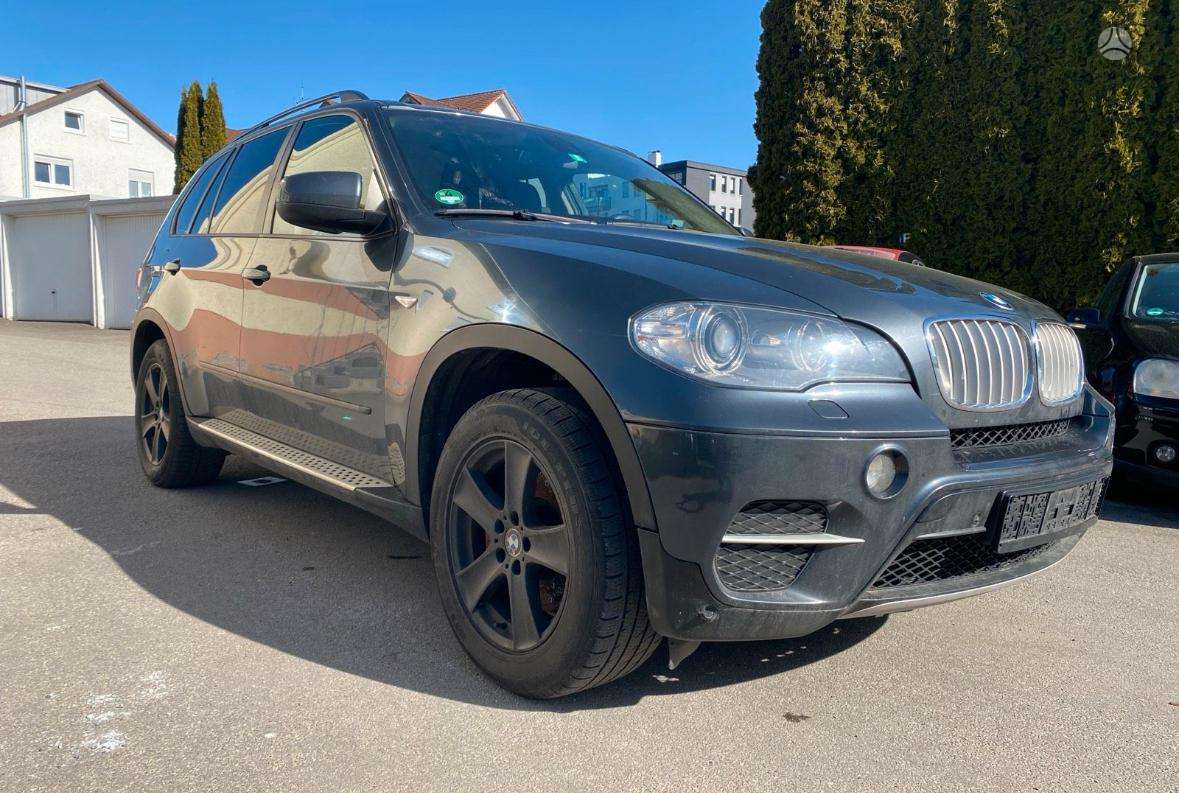 BMW X5 2010 — rear view