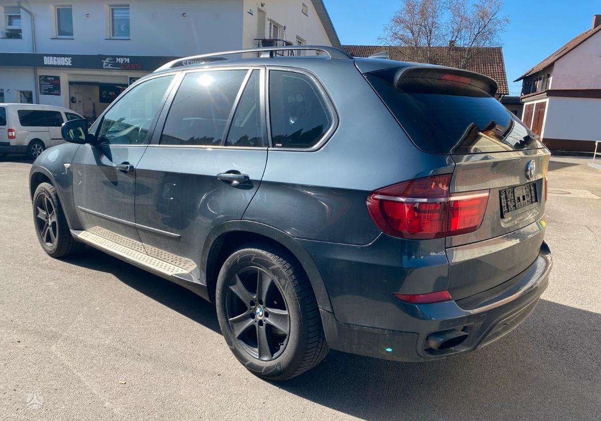 BMW X5 2010 — interior