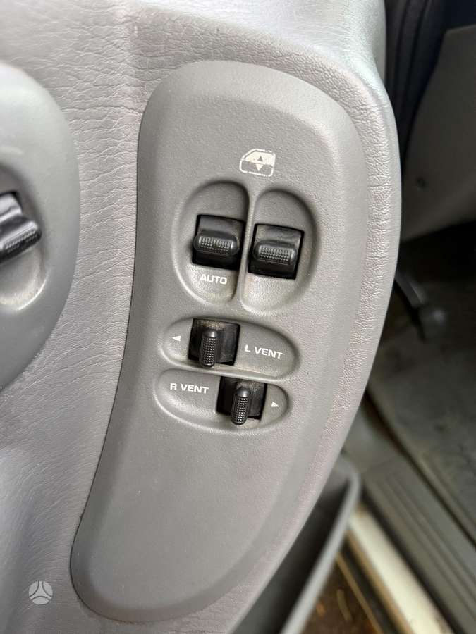 Chrysler Voyager 2005 — фото 11