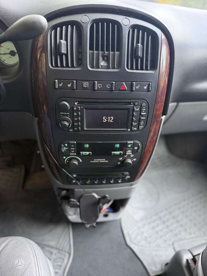 Chrysler Voyager 2005 — фото 12