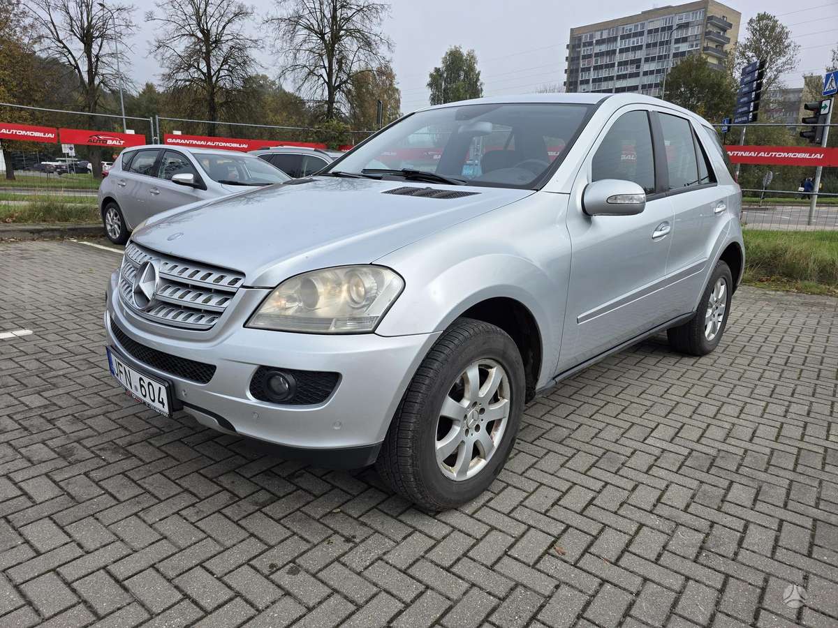 Mercedes-Benz ML320 2006 — rear view