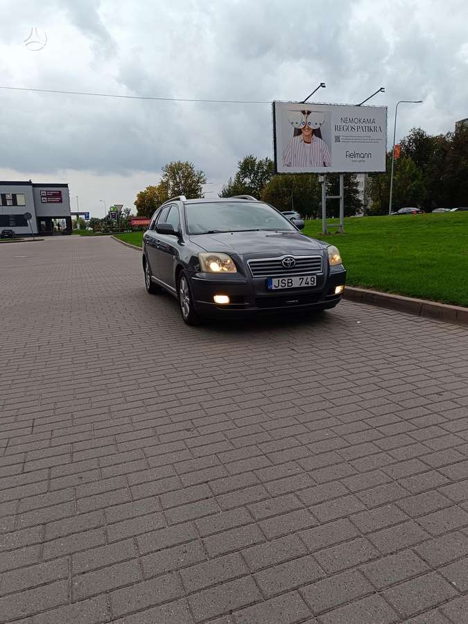 Toyota Avensis 2005 — вигляд ззаду