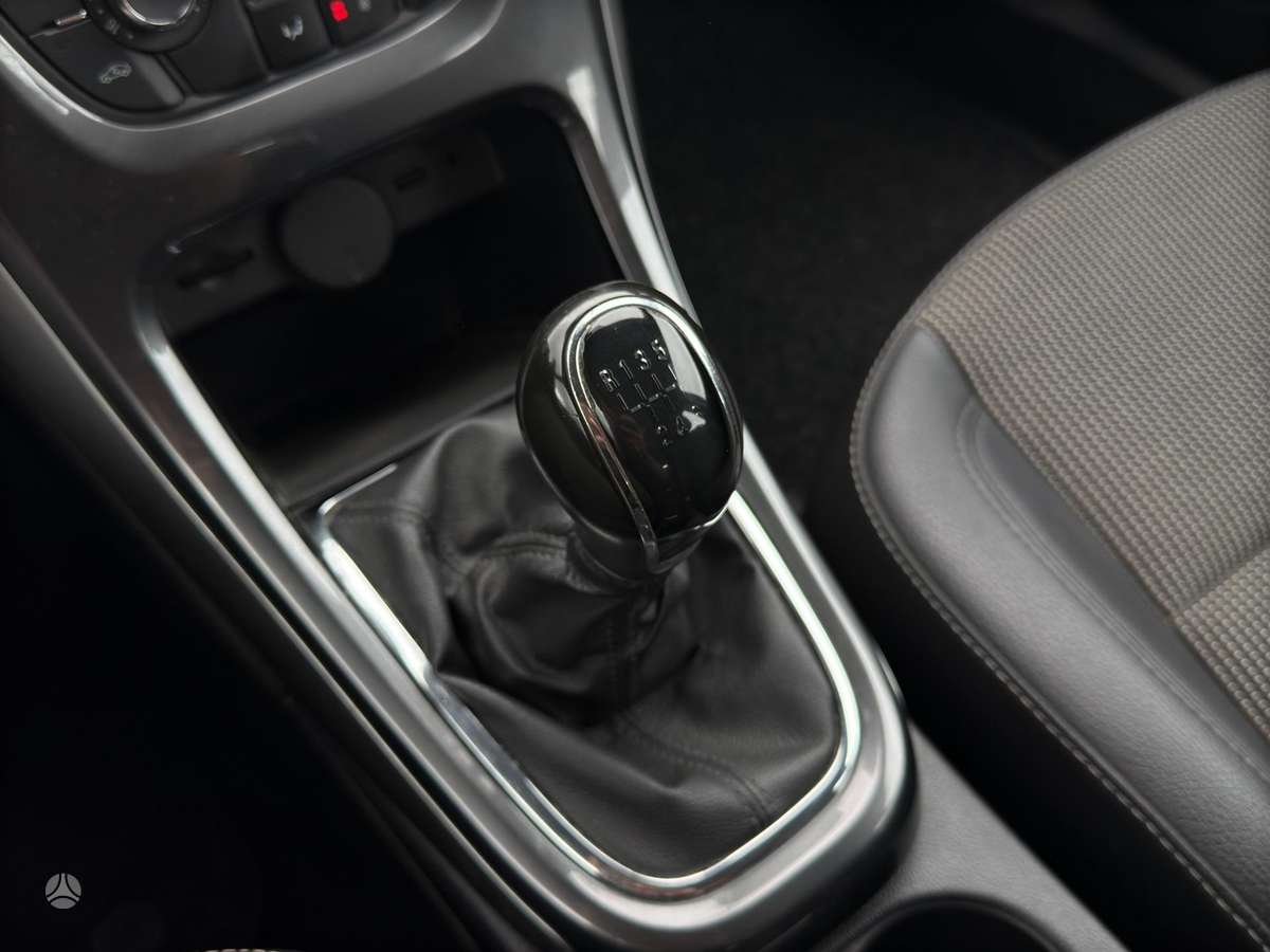 Opel Astra 2014 — фото 15