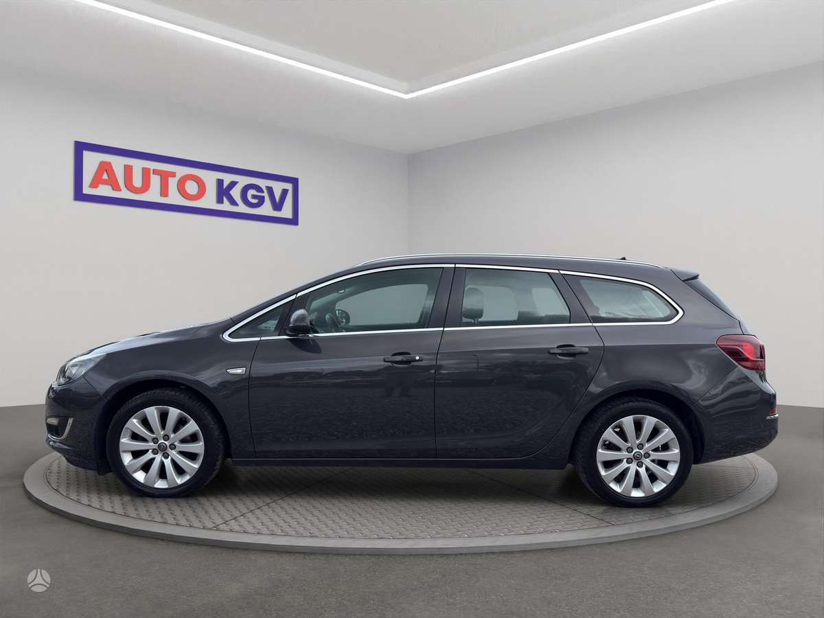 Opel Astra 2014 — вигляд ззаду