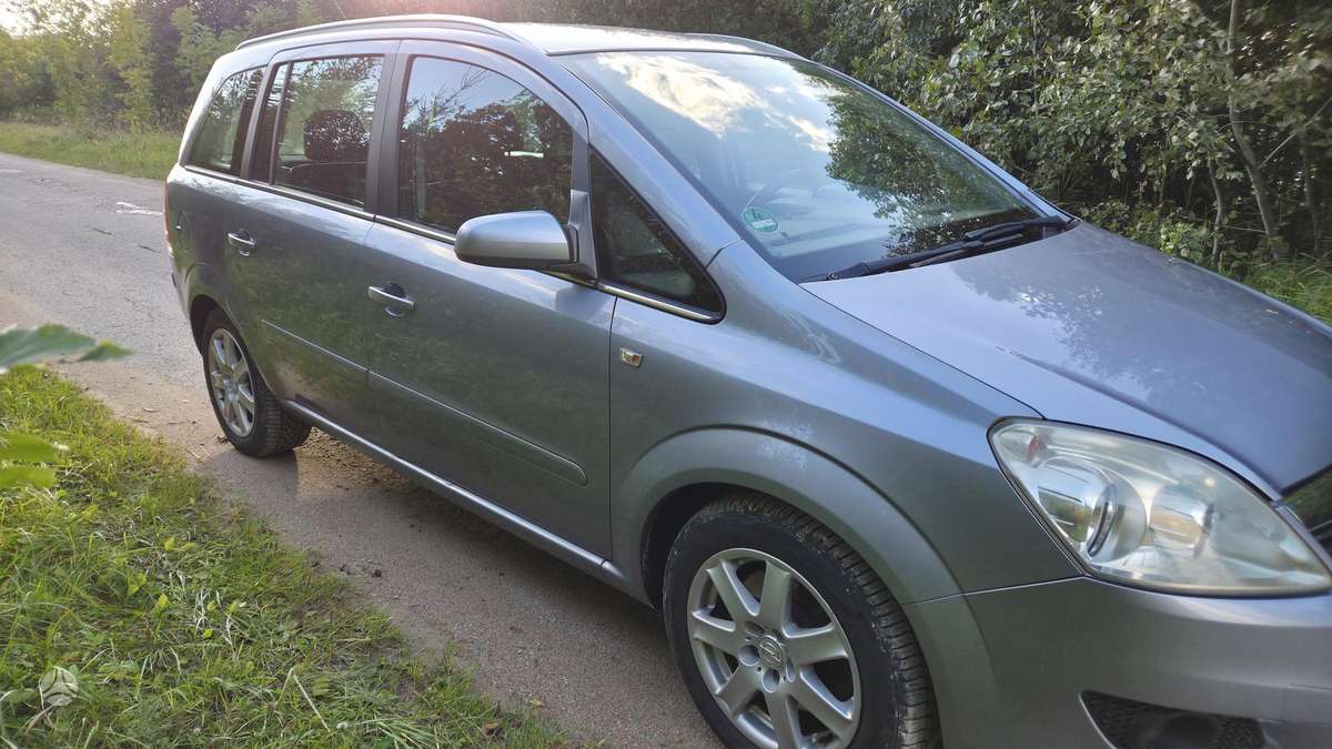 Opel Zafira 2009 — rear view