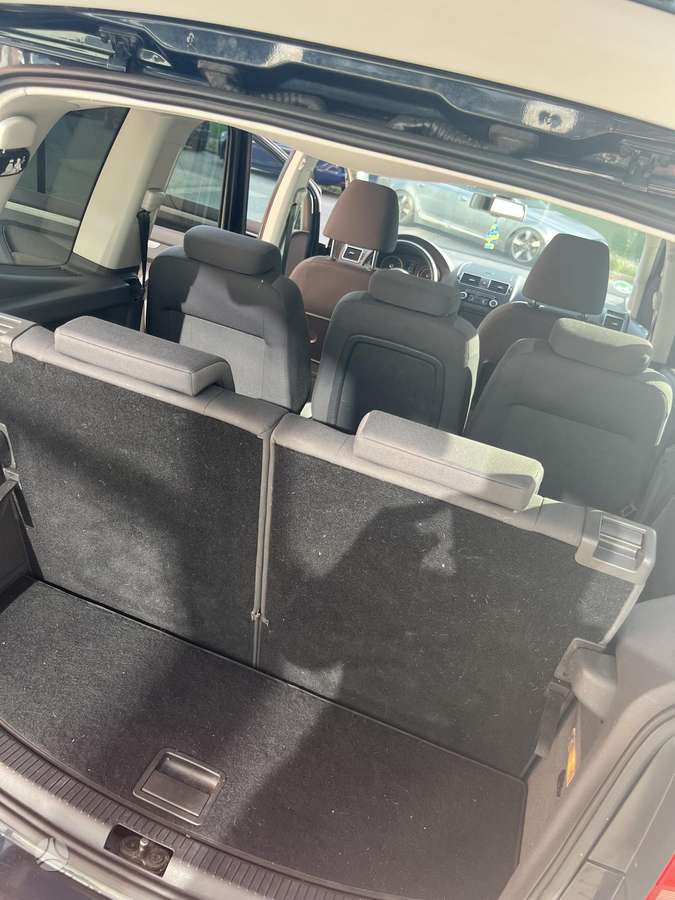Volkswagen Touran 2011 — photo 11
