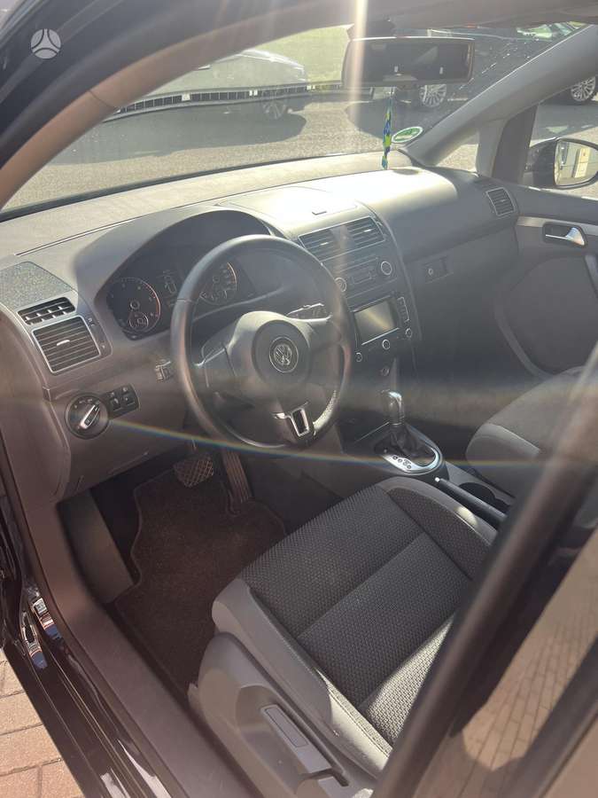 Volkswagen Touran 2011 — photo 12