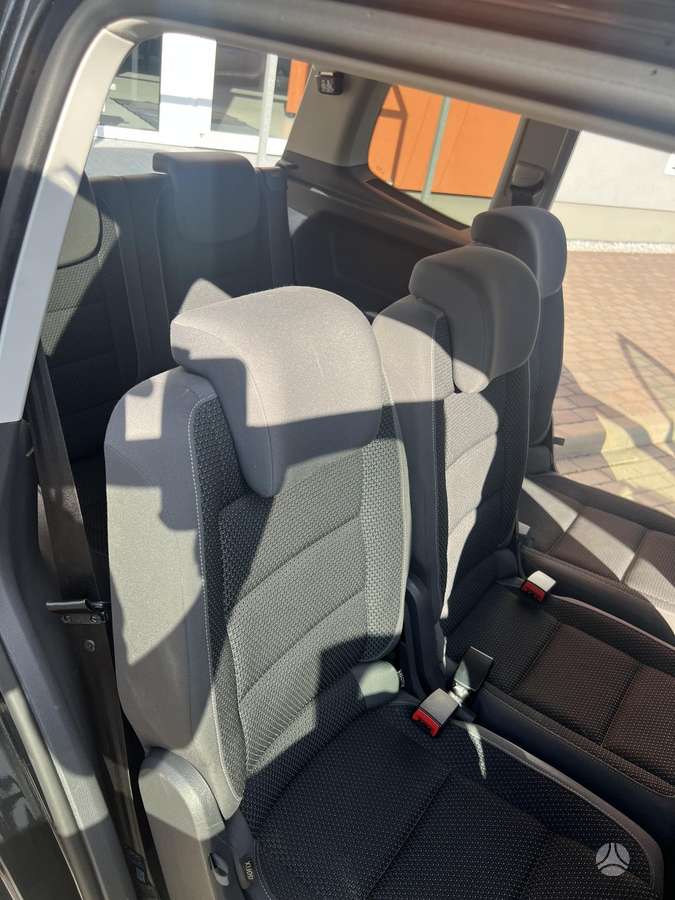 Volkswagen Touran 2011 — photo 13
