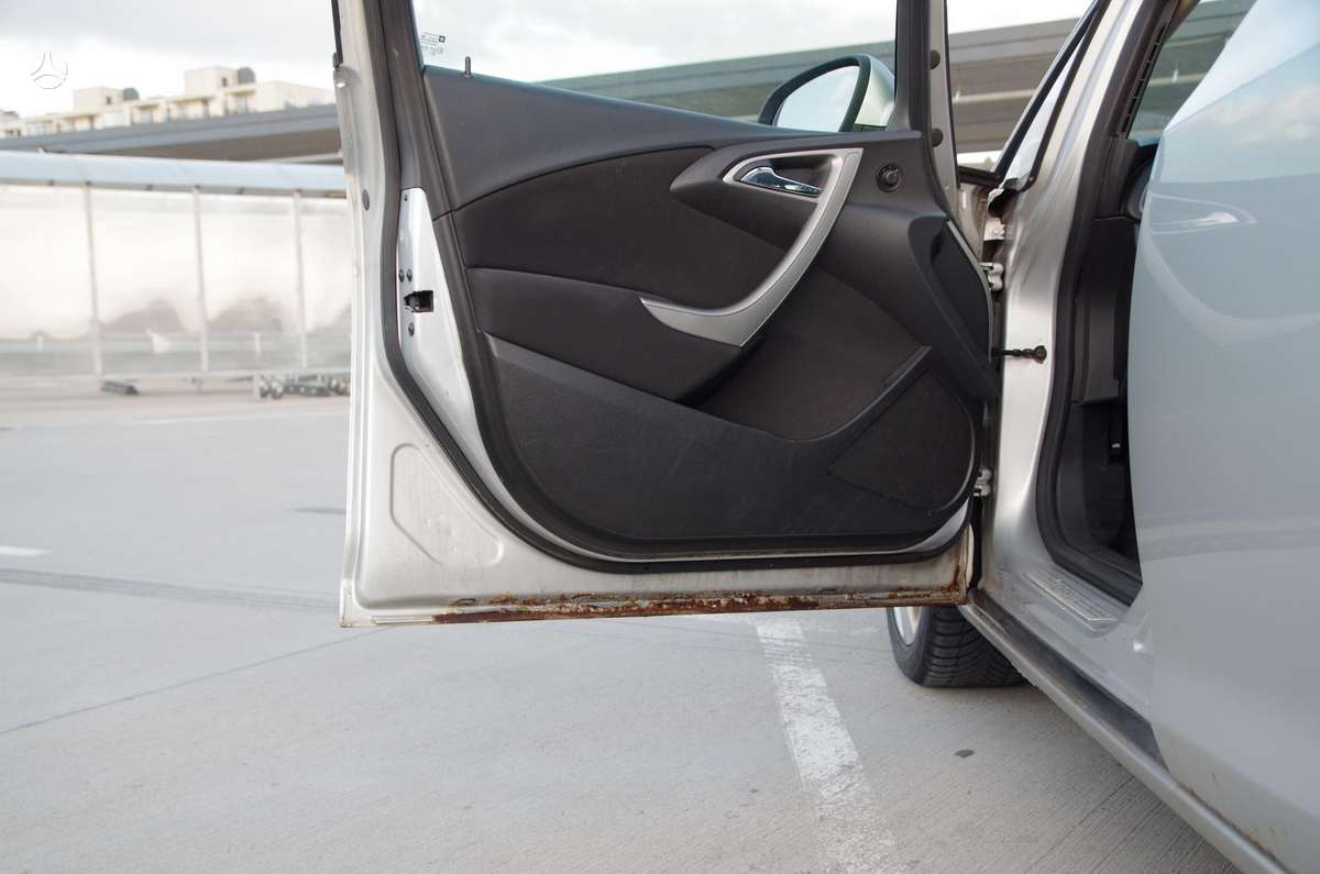 Opel Astra 2011 — photo 14