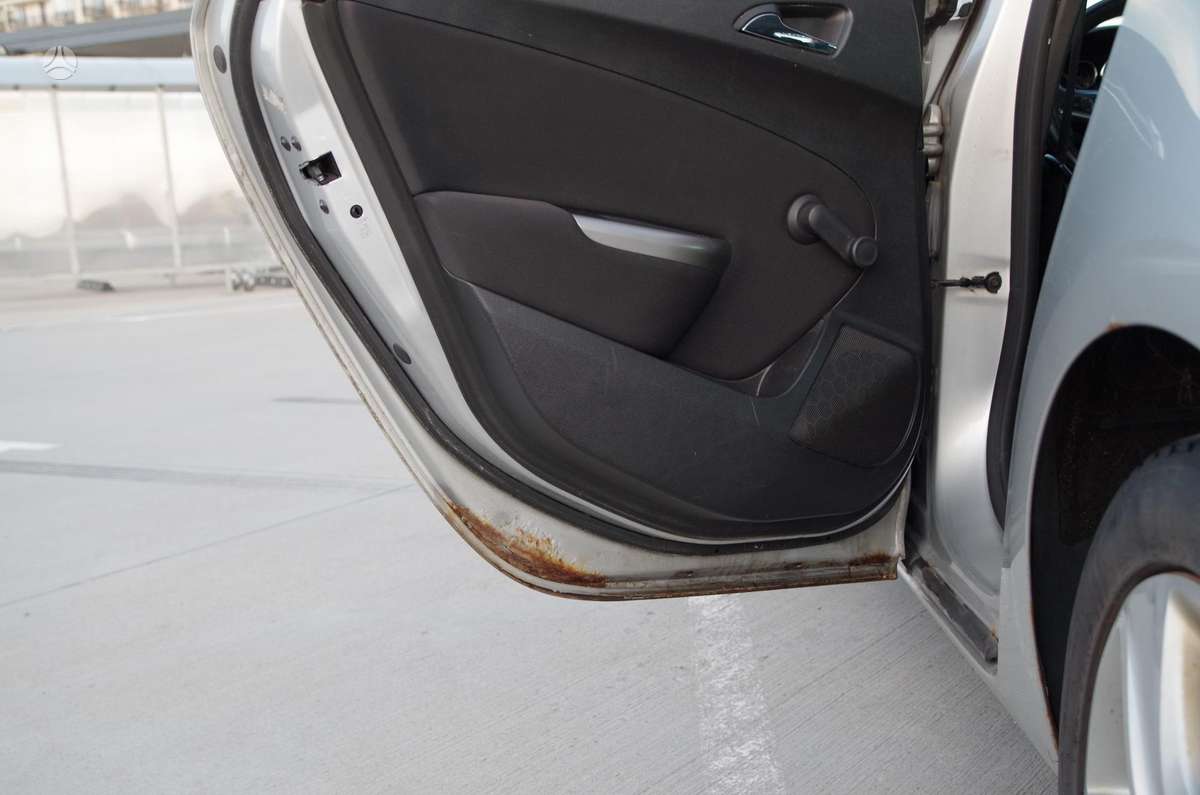 Opel Astra 2011 — photo 15