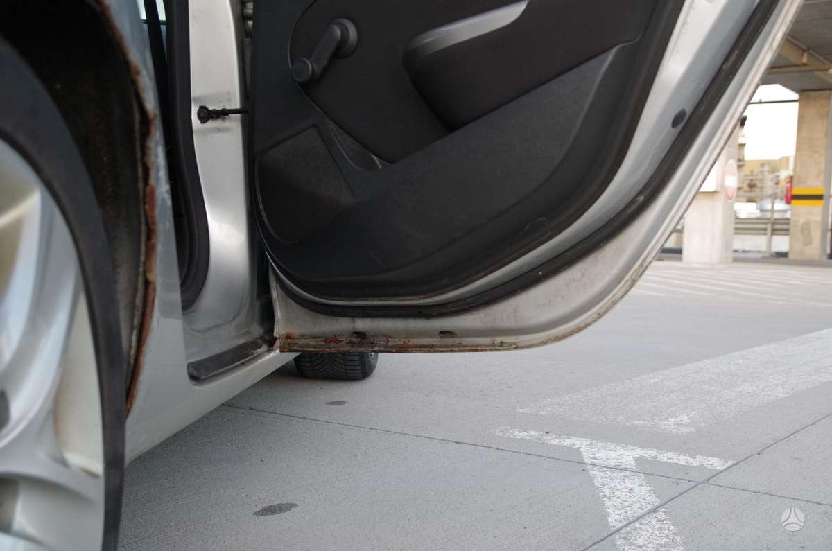 Opel Astra 2011 — photo 16