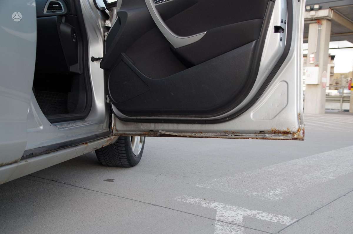 Opel Astra 2011 — photo 17
