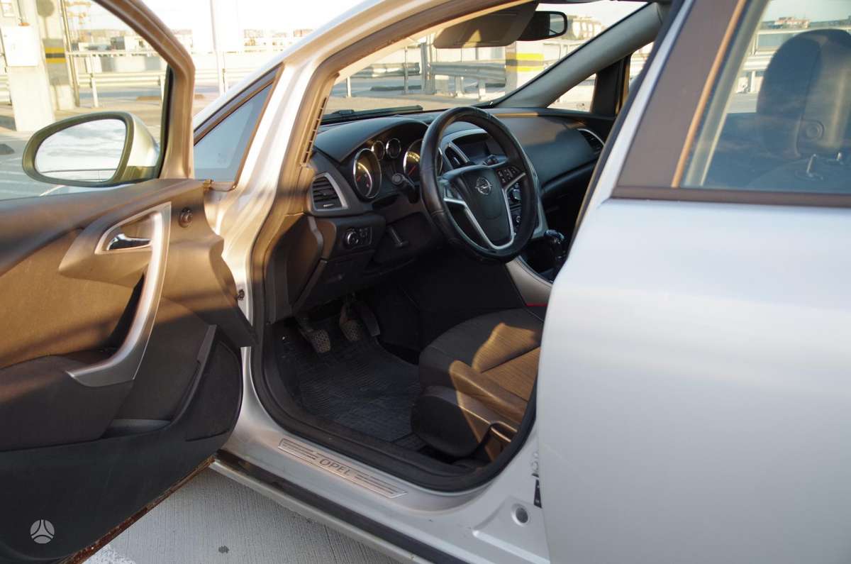 Opel Astra 2011 — photo 19