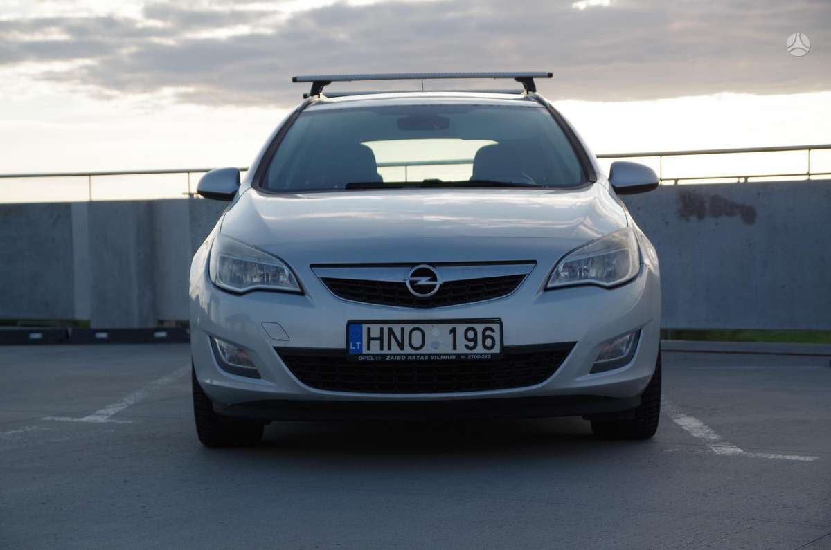 Opel Astra 2011 — rear view
