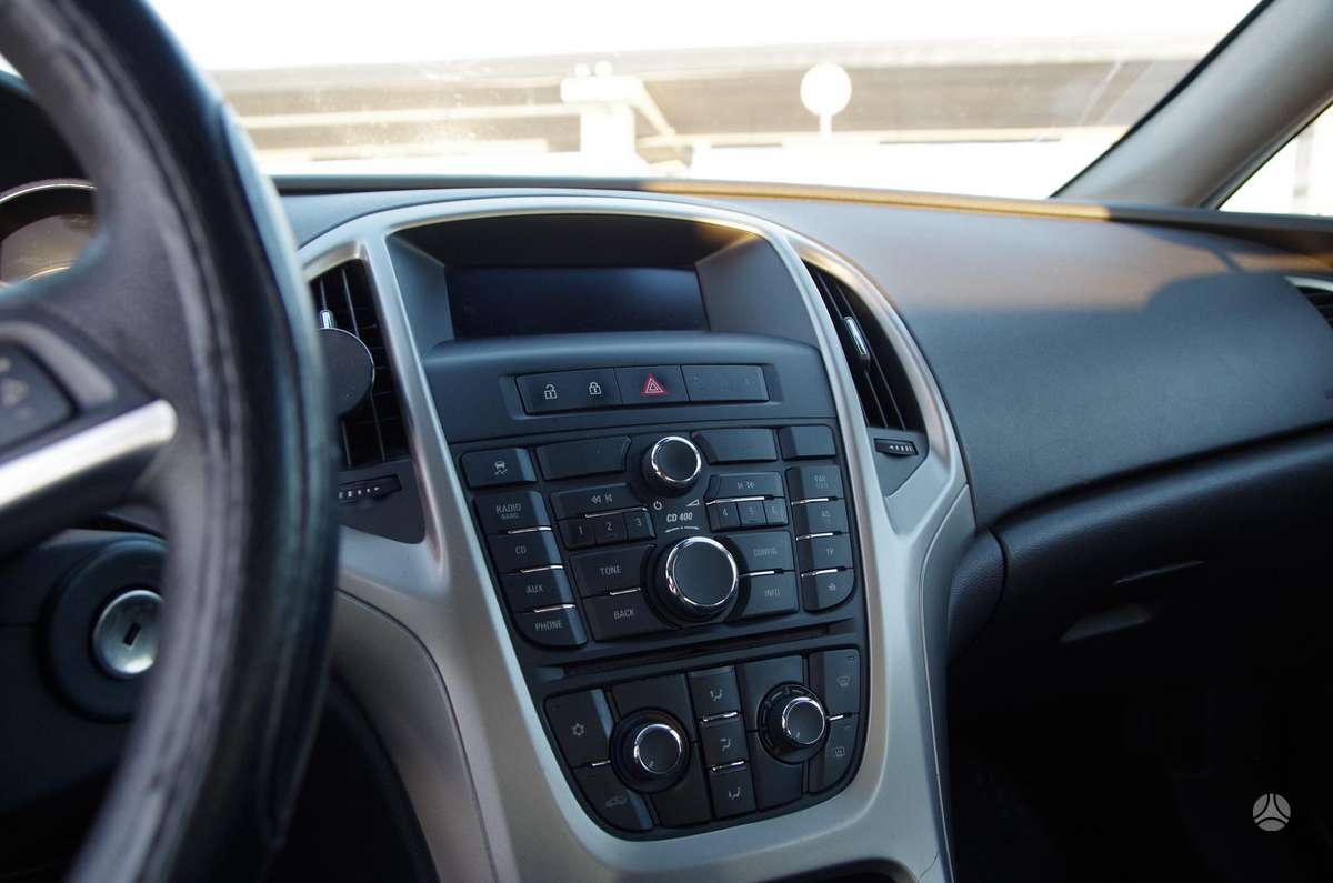 Opel Astra 2011 — photo 20