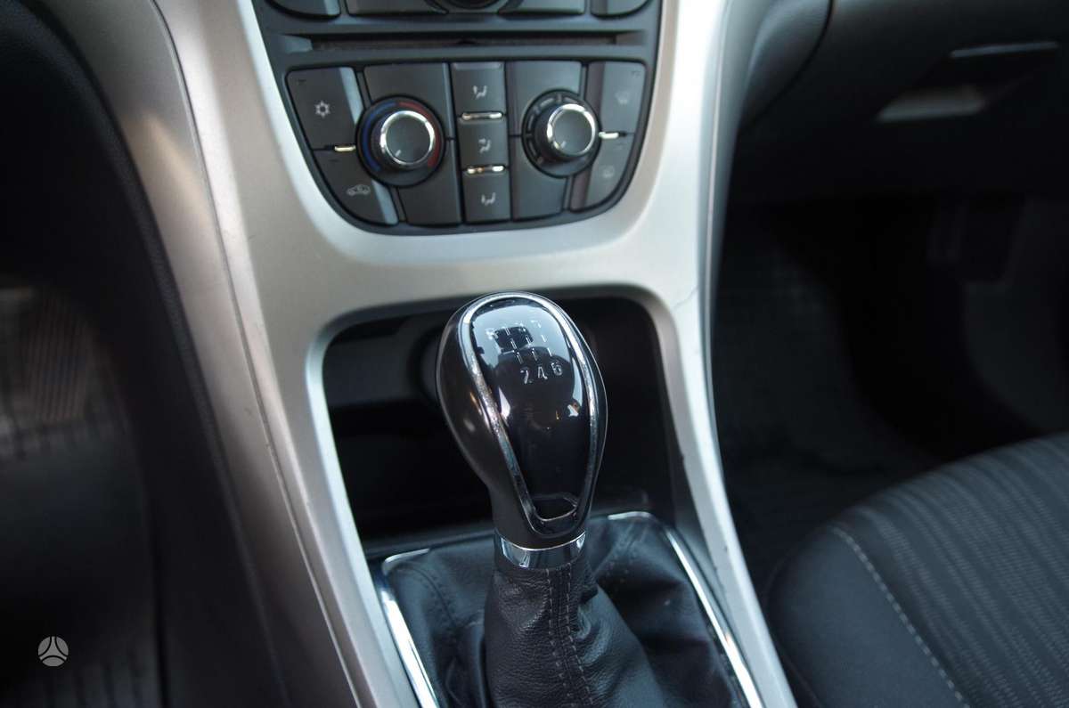Opel Astra 2011 — photo 21