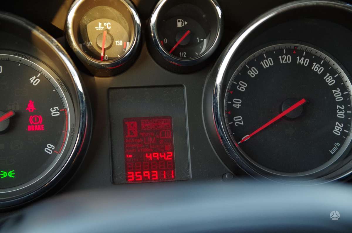 Opel Astra 2011 — photo 22