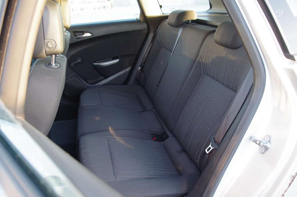 Opel Astra 2011 — photo 23