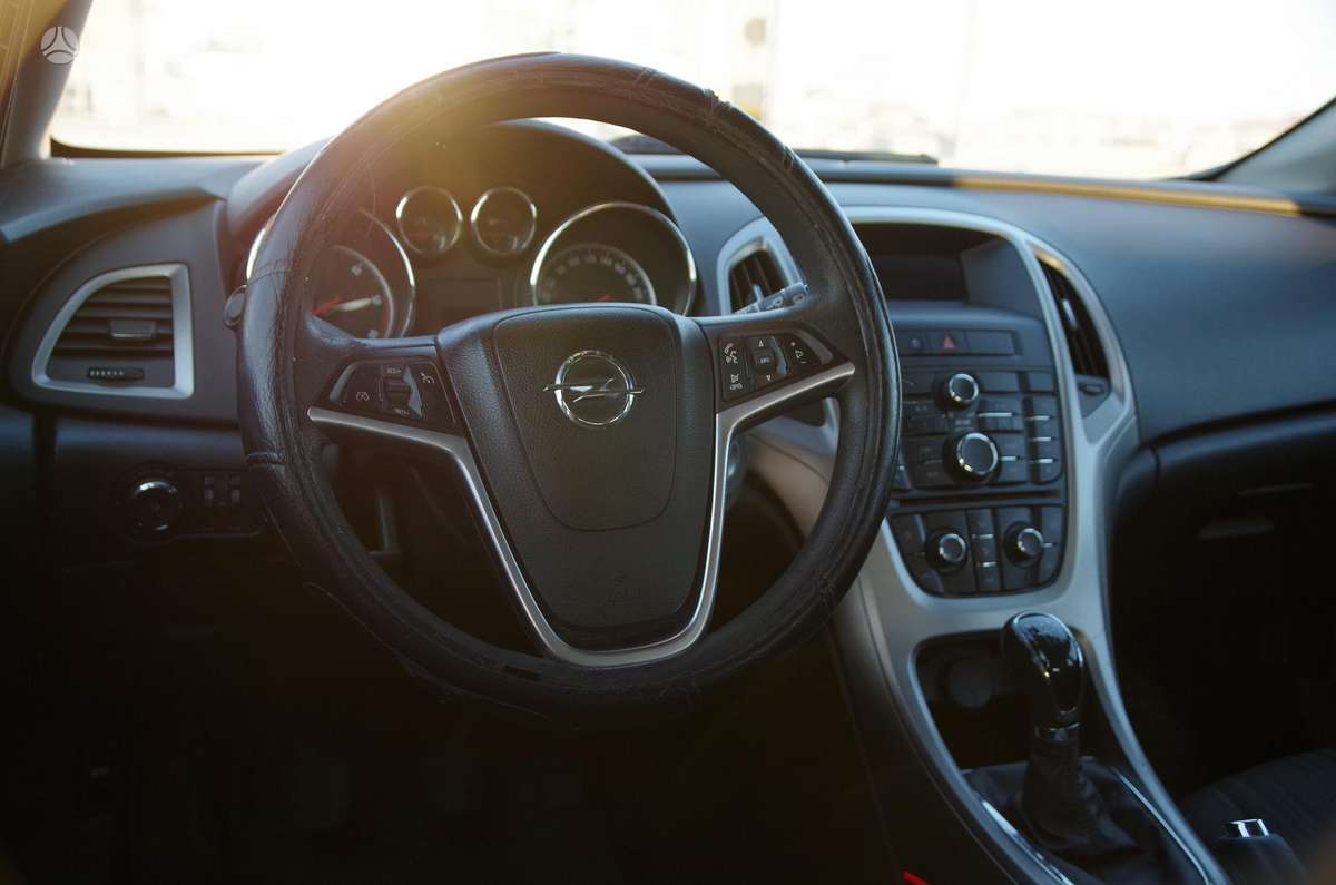Opel Astra 2011 — photo 25