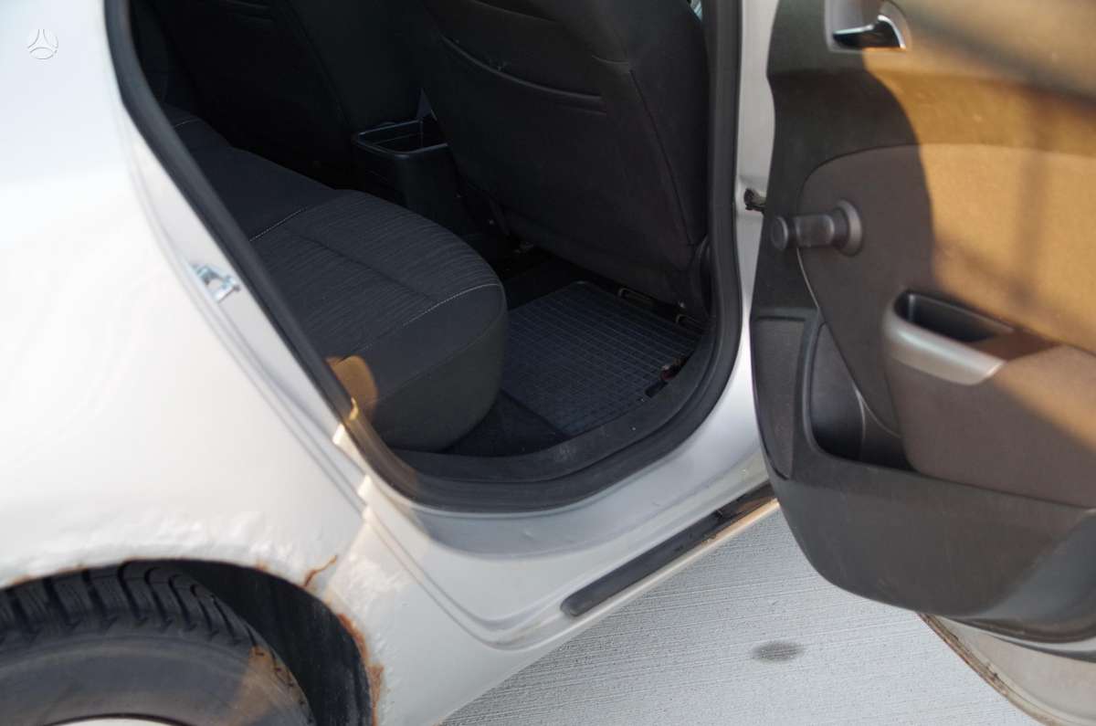 Opel Astra 2011 — photo 26