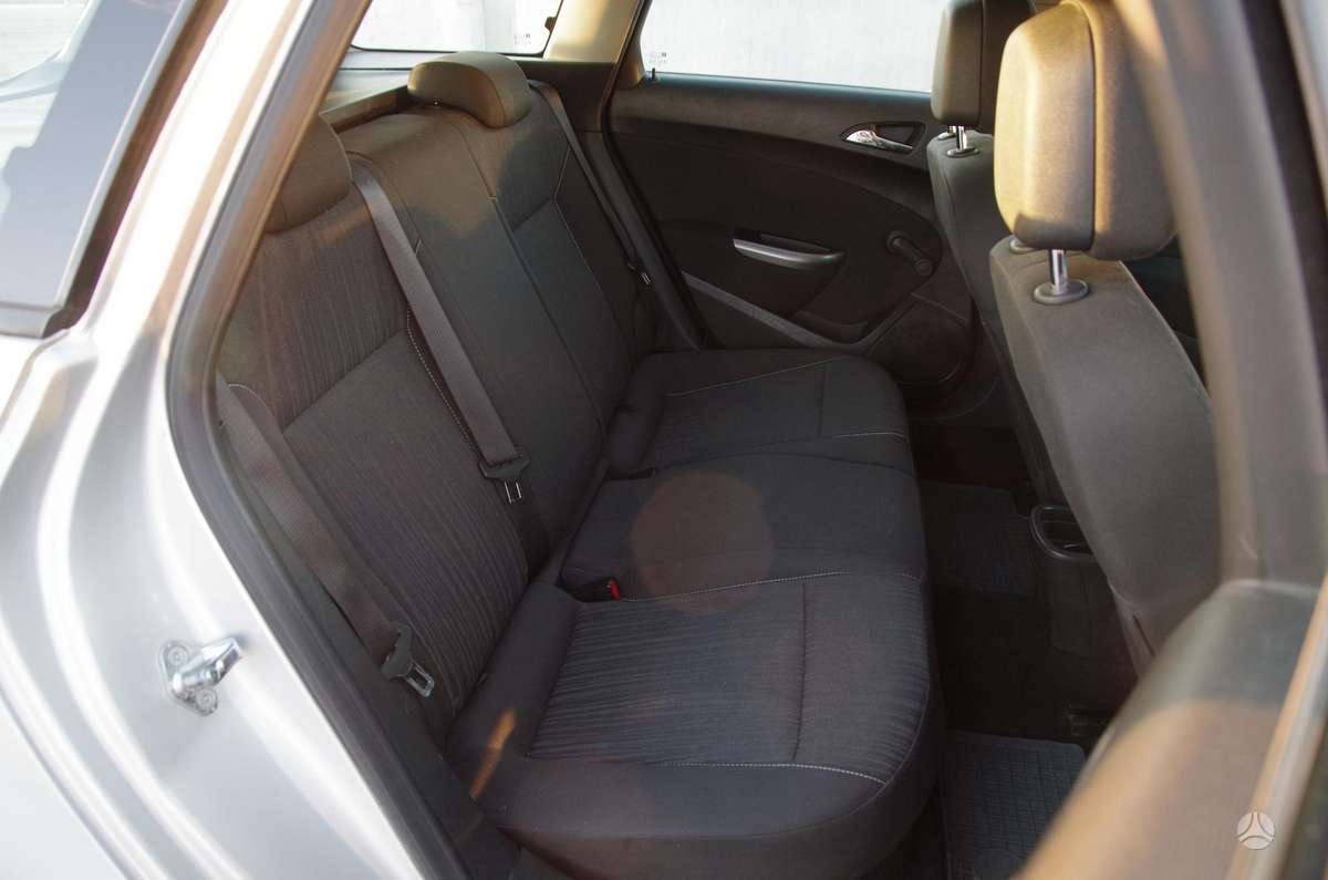 Opel Astra 2011 — photo 27