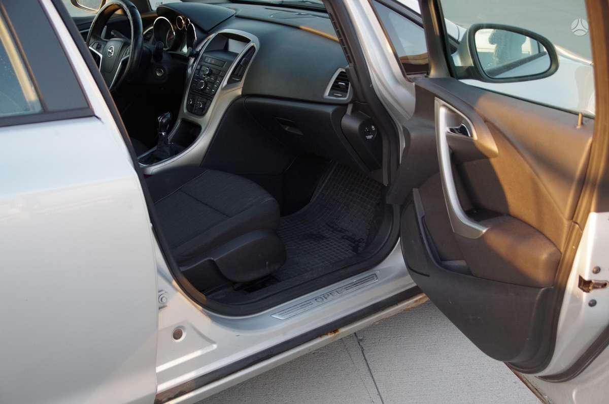 Opel Astra 2011 — photo 28