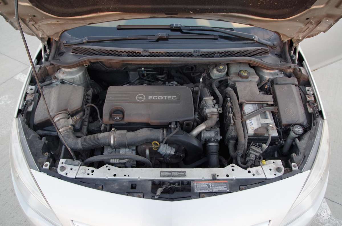 Opel Astra 2011 — photo 29