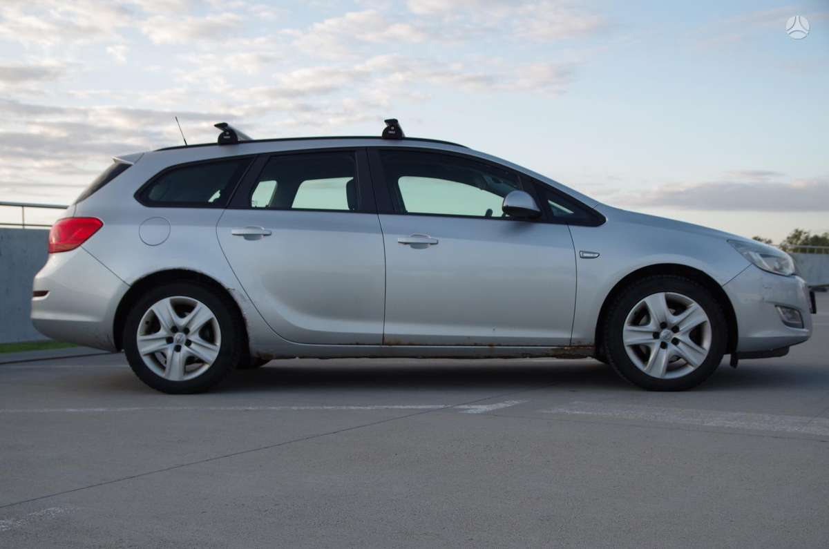 Opel Astra 2011 — interior