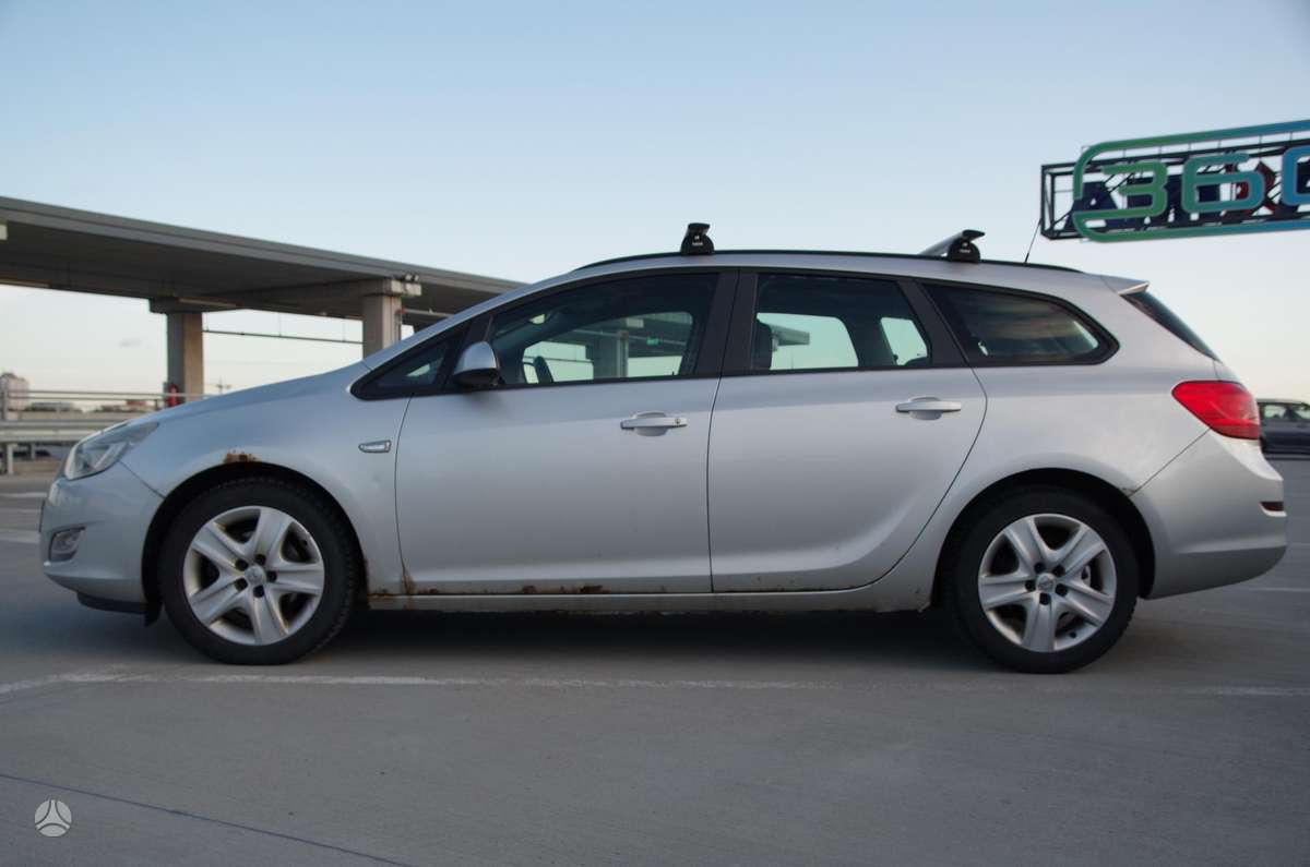 Opel Astra 2011 — photo 9