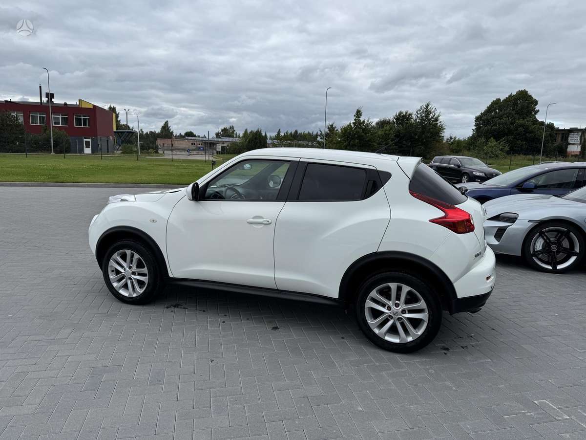 Nissan Juke 2011 — салон