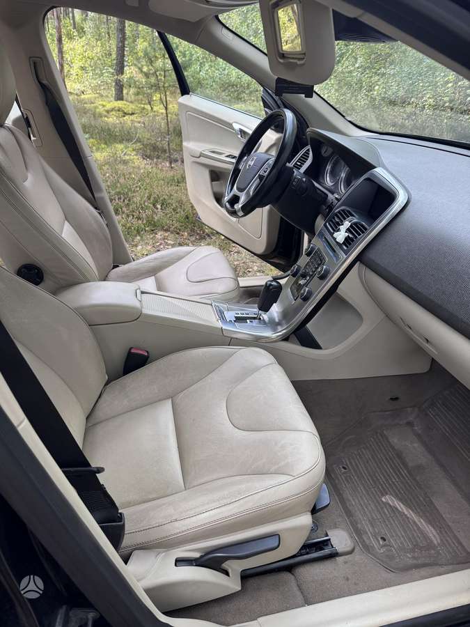 Volvo XC60 2012 — engine 1984 cm³, 163 HP (120kW)
