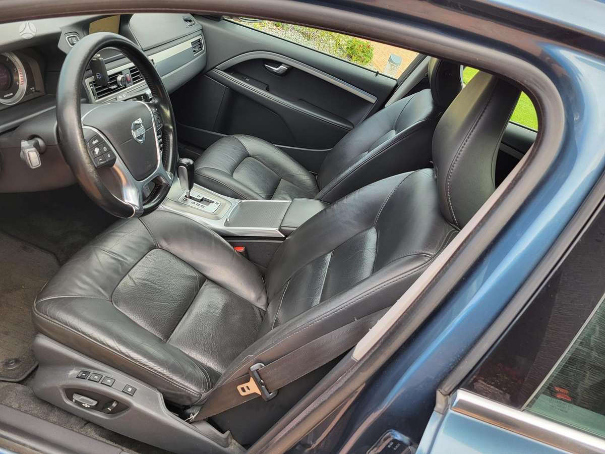 Volvo V70 2012 — photo 11