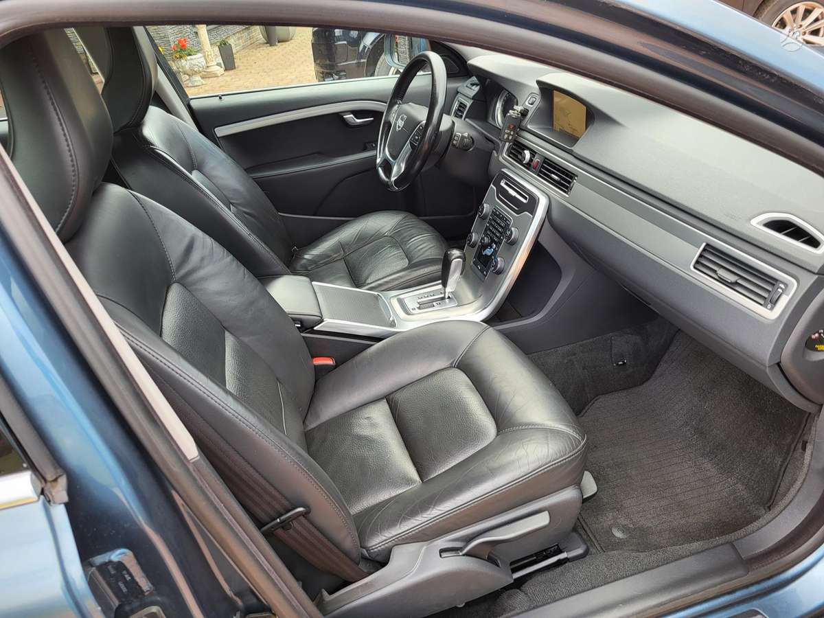 Volvo V70 2012 — photo 13