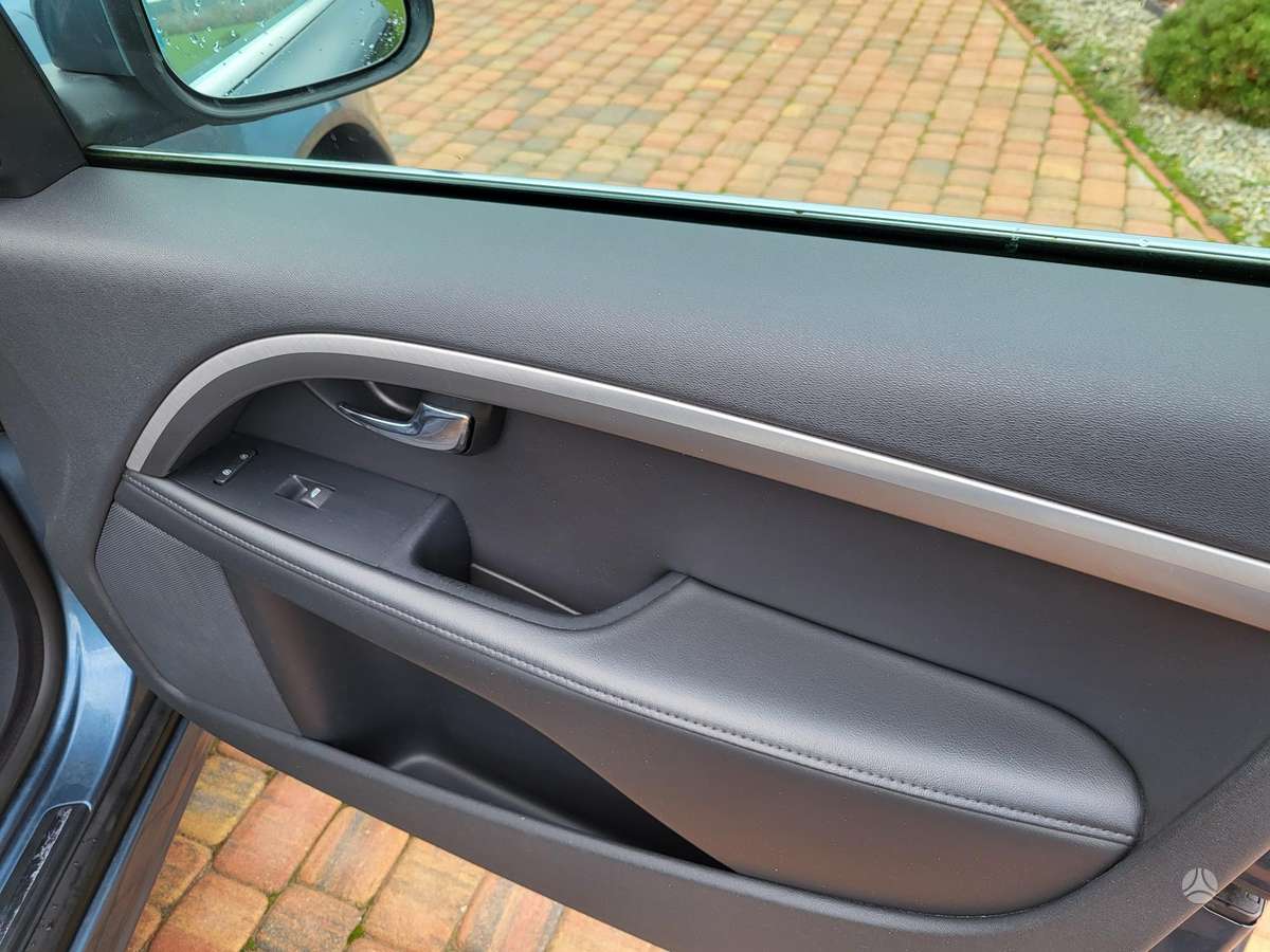 Volvo V70 2012 — photo 17