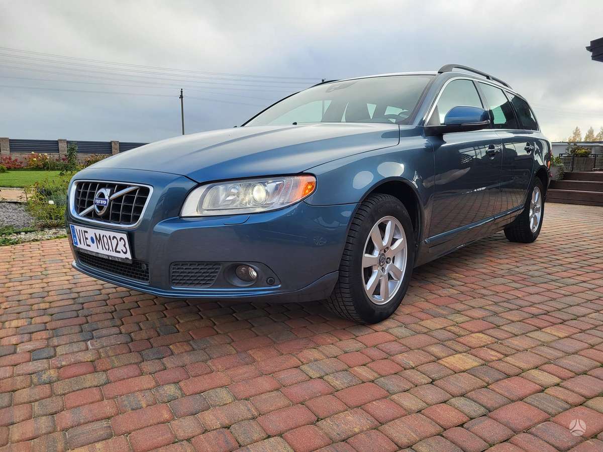 Volvo V70 2012 — rear view