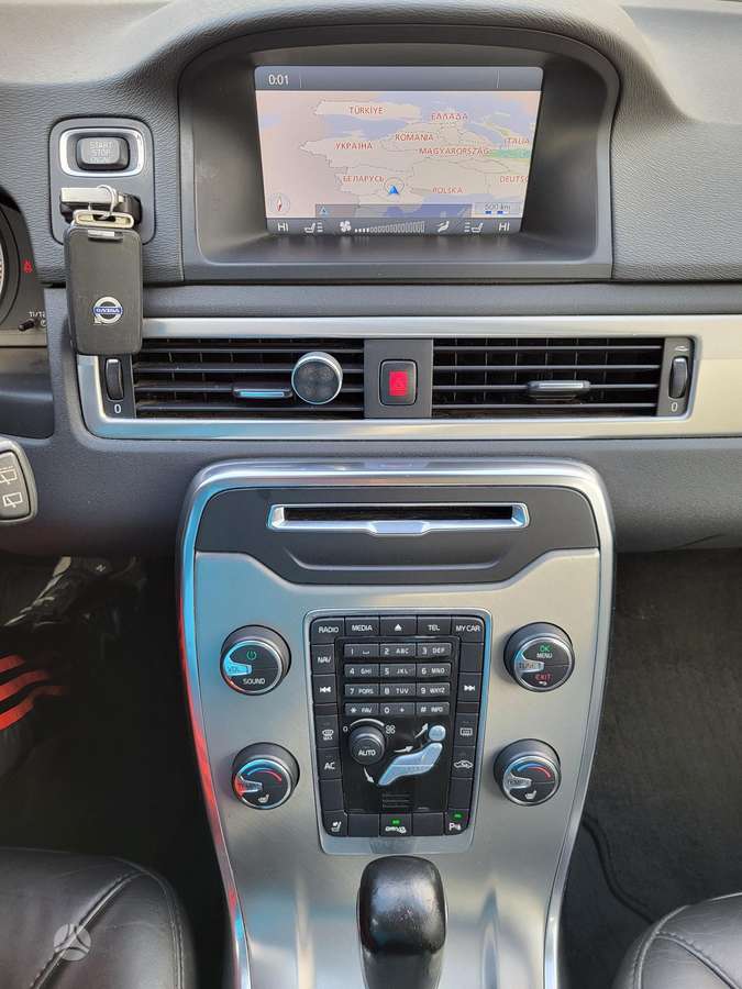 Volvo V70 2012 — photo 24