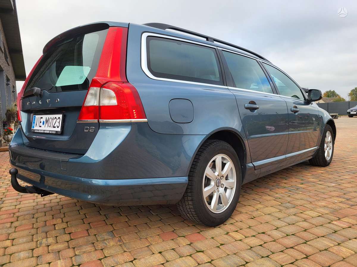 Volvo V70 2012 — interior