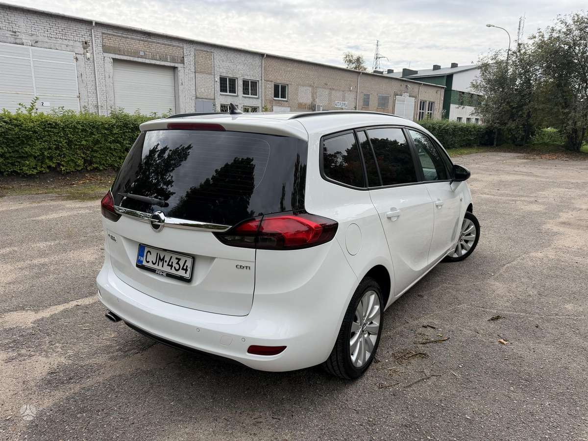 Opel Zafira 2014 — rear view