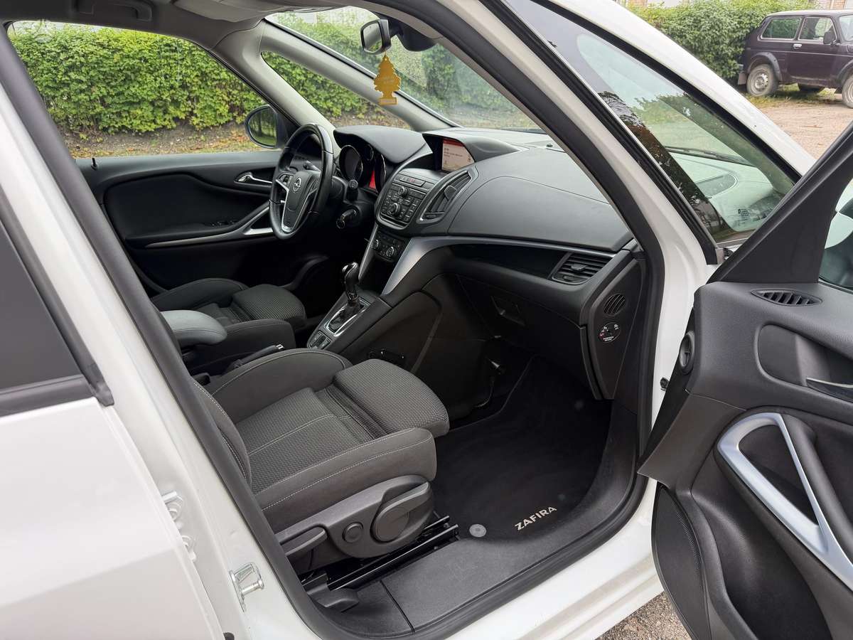 Opel Zafira 2014 — photo 23